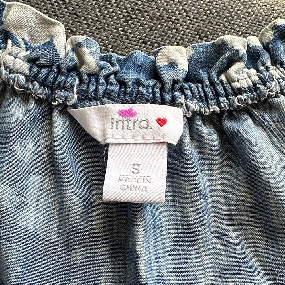 Intro. Blue and White Floral Blouse - Picture 3 of 8